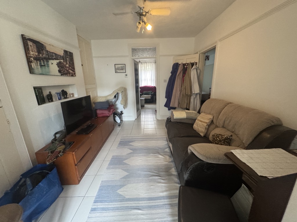 Lot: 89 - RESIDENTIAL INVESTMENT COMPRISING THREE-BEDROOM MAISONETTE AND GARDEN FLAT FOR IMPROVEMENT AND REPAIR - Garden flat living room